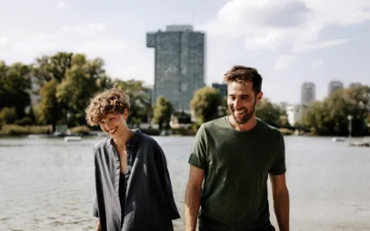 Ein Paar spaziert der Donau entlang