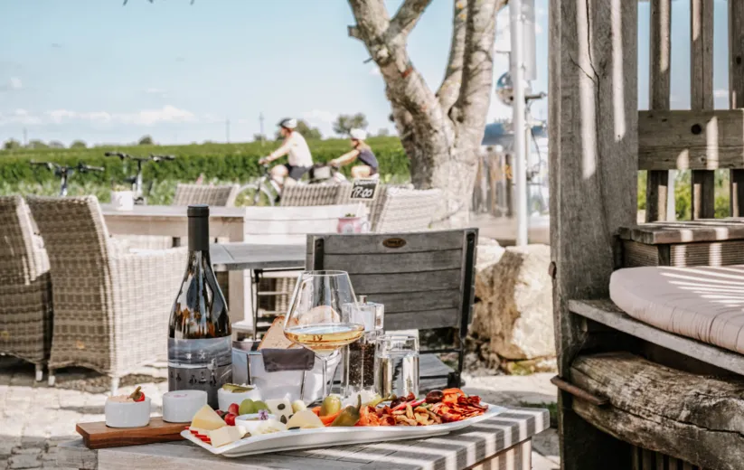 Ein gedeckter Tisch auf der Terrasse