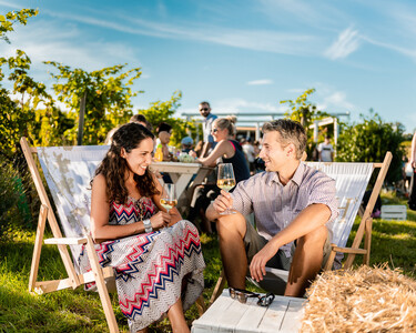 Ein Paar genießt in der Region Wien ein Glas Weißwein
