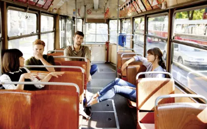 Vier Freunde in der Straßenbahn Wiens