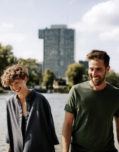 Ein Paar spaziert der Donau entlang