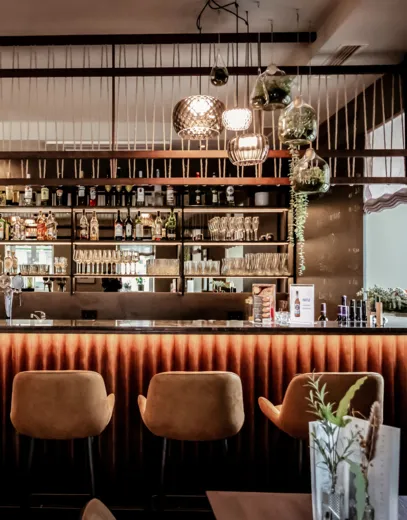 Die moderne Bar im Hotel Das Himberg