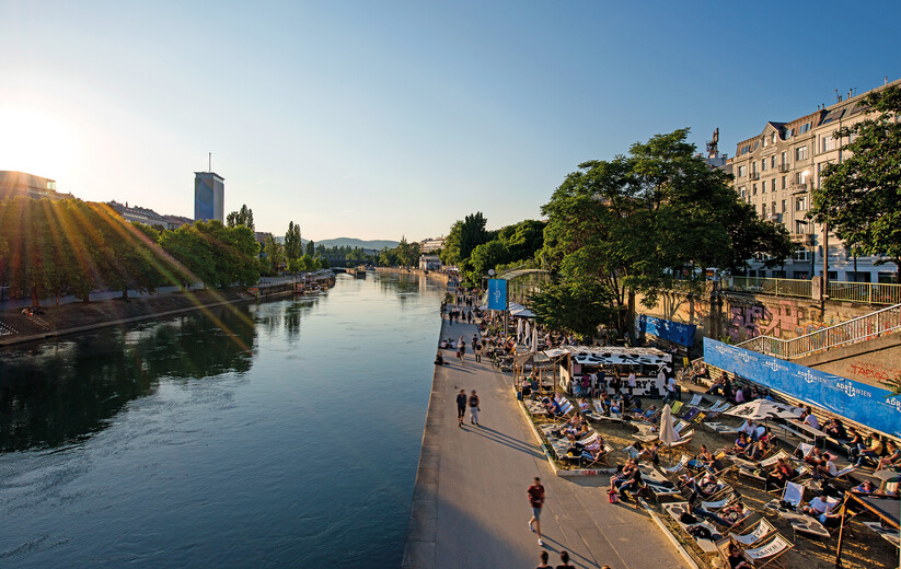 Der belebte Donaukanal in Wien