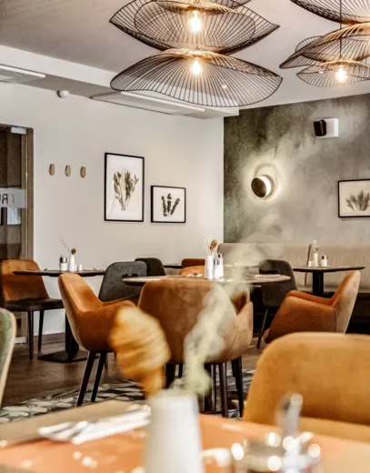 Die dekorierten Tische im Restaurant des Hotels Das Himberg