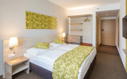 Eins der gemütlichen Zimmer im 4-Sterne-Hotel Das Himberg