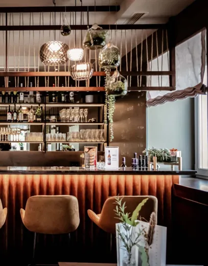 Die moderne Bar im Hotel Das Himberg