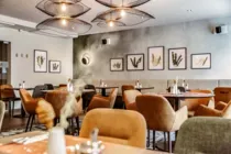 Die dekorierten Tische im Restaurant des Hotels Das Himberg