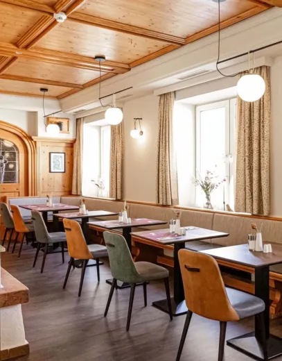Die Tische im Restaurant des Hotels Das Himberg