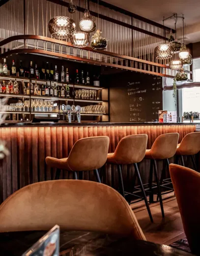 Die moderne Bar im Hotel Das Himberg