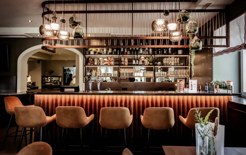 Die moderne Bar im Hotel Das Himberg