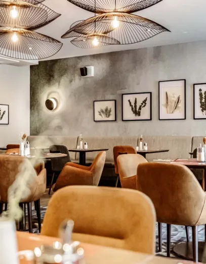 Die dekorierten Tische im Restaurant des Hotels Das Himberg
