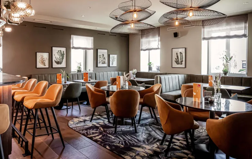 Die Tische im Café des Hotels Himberg